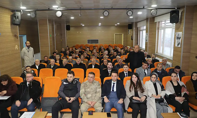 Başkale'de sağlık farkındalığı için muhtarlar bir araya geldi