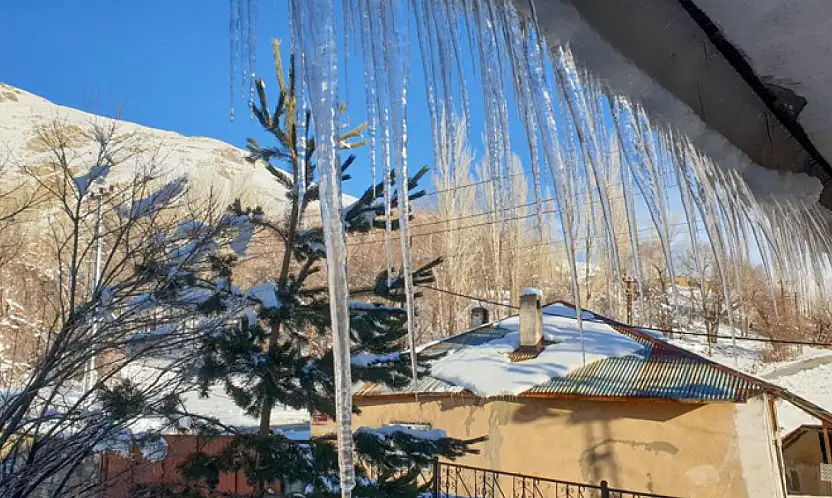 Başkale'de soğuk hava çatıları dondurdu