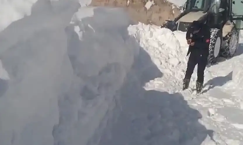 Başkale'de ulaşım için karla mücadele