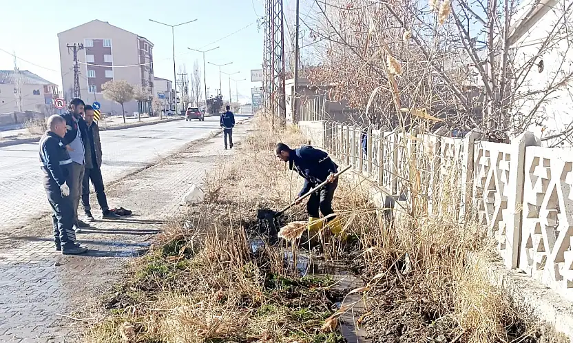 Başkale'de yağmur suyu kanallarında temizlik ve onarım çalışması