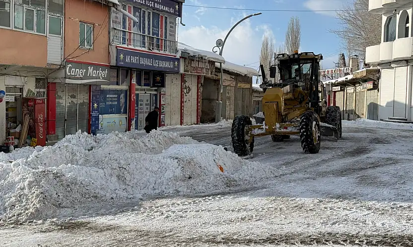 Başkale'de yoğun kar mesaisi
