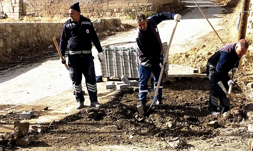 Başkale'de yol bakım ve onarım çalışmaları sürüyor