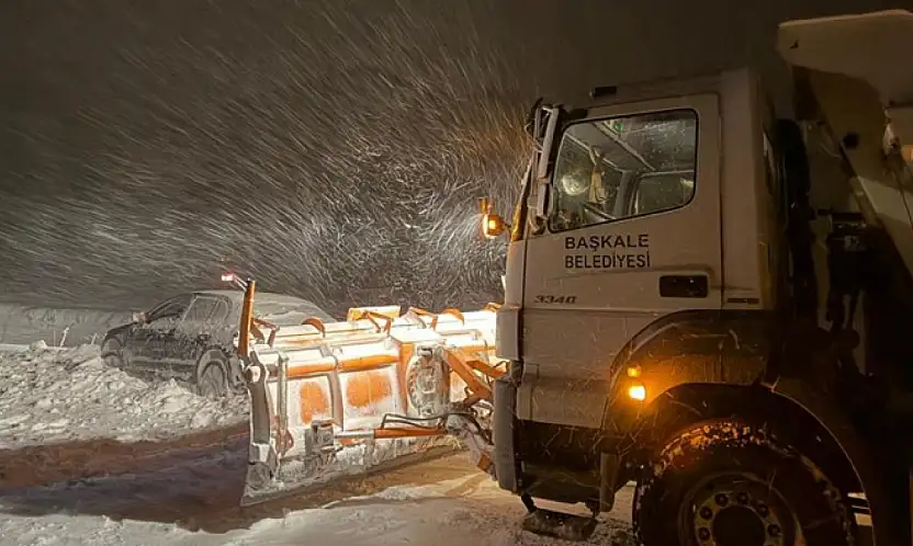 Başkale'de yoldan çıkan otomobil kara saplandı