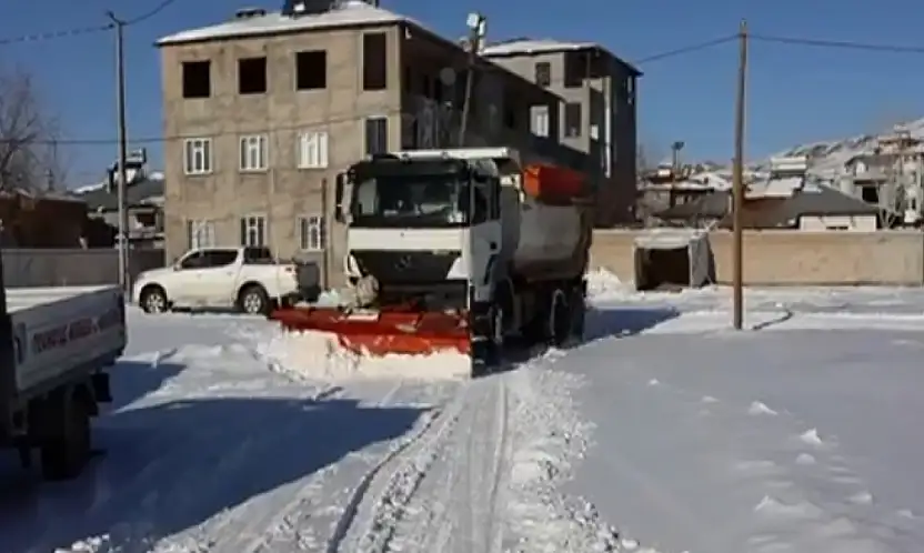Beyüzümü Mahallesi'nde karla mücadele çalışması