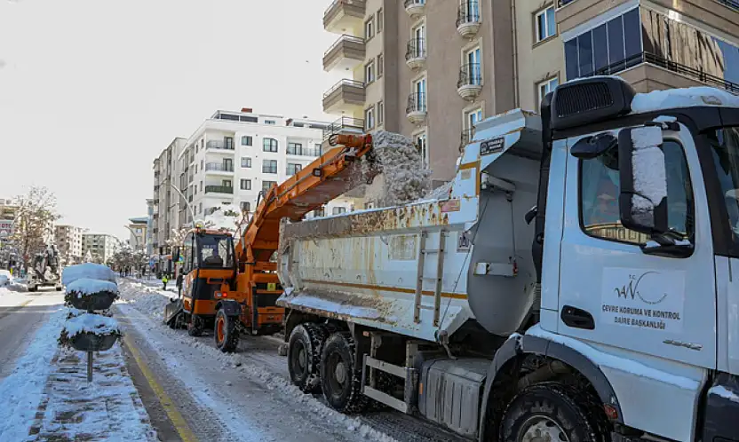 Büyükşehir Belediyesi caddeleri kardan temizliyor