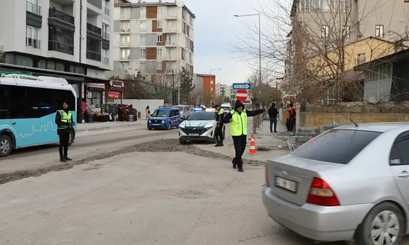 Büyükşehir Belediyesi ekipleri trafiği rahatlatacak tek yön düzenlemesi için sahada