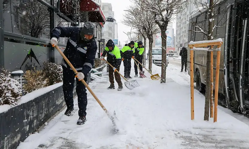 Büyükşehir Belediyesi'nden kent merkezinde karla mücadele mesaisi