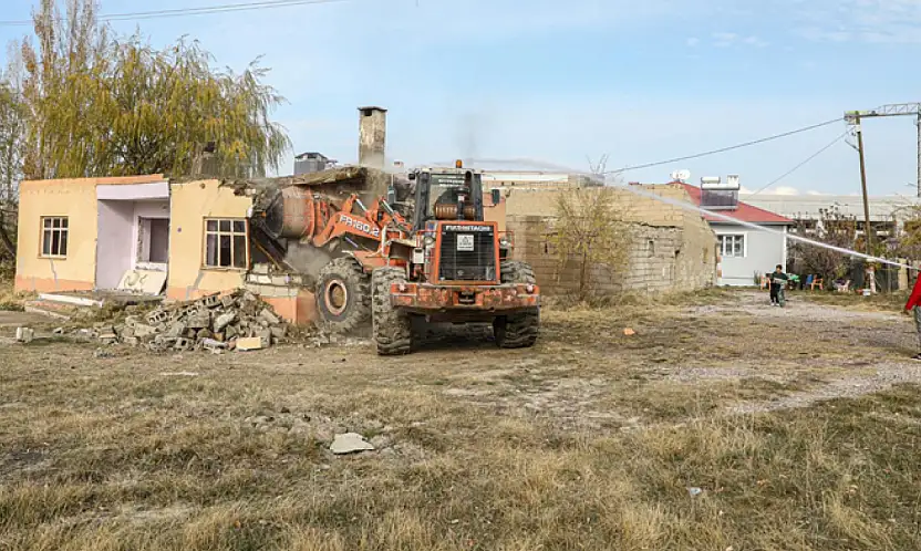 Büyükşehir'den, yıkım ve yol genişletme çalışması