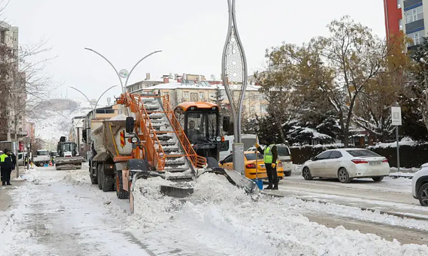 Büyükşehir'in karla mücadele çalışmaları sürüyor