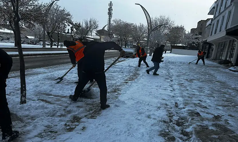 Büyükşehir, karla mücadele çalışmalarını sürdürüyor