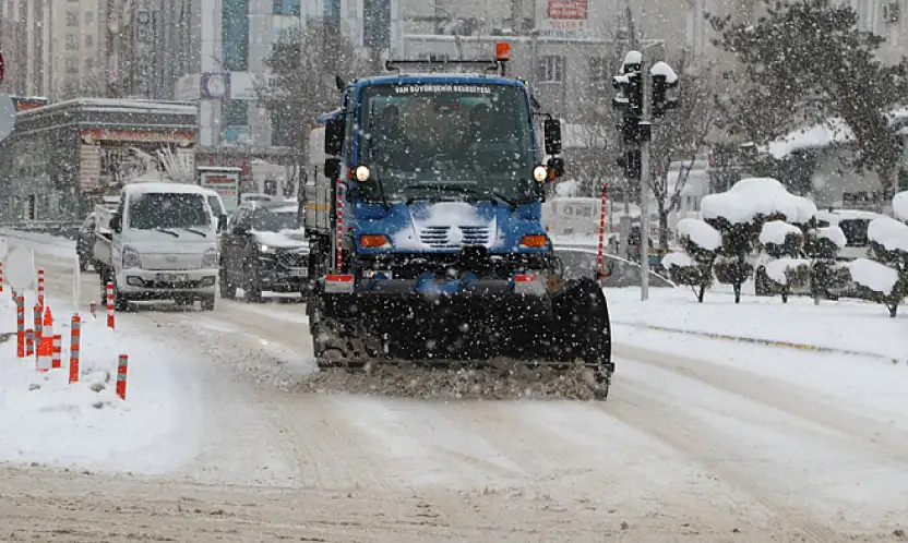 Büyükşehir karla mücadele çalışmalarını sürdürüyor