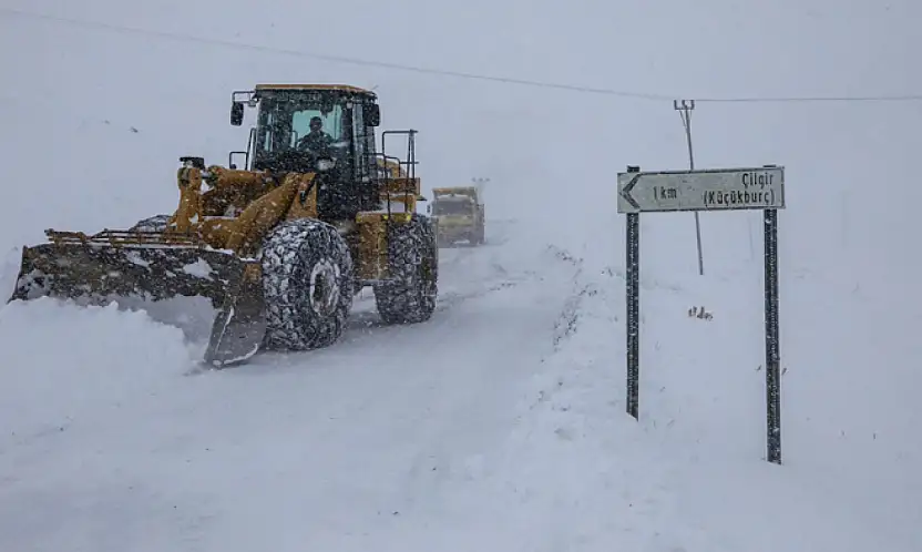 Büyükşehir kırsalda zorlu şartlarda karla mücadele ediyor