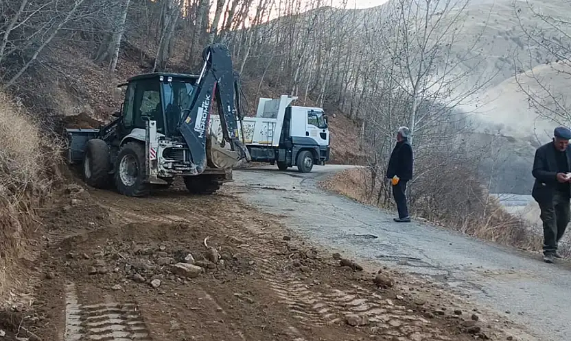 Çatak Belediyesi Alacayer Mahallesi yolunu genişletti