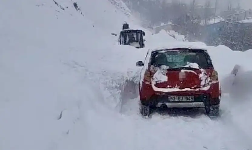 Çatak'ta çığ düştü: Sürücü son anda kurtuldu