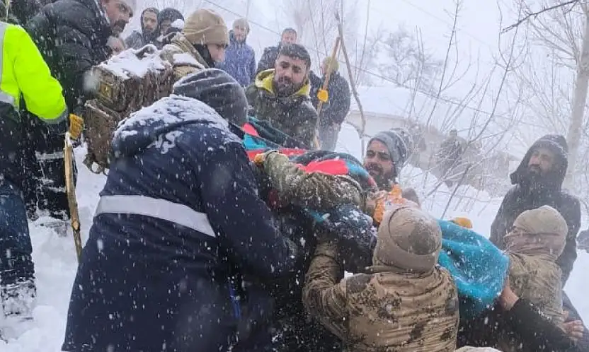 Çatak'ta çığın altında kalan kadın yaşamını yitirdi