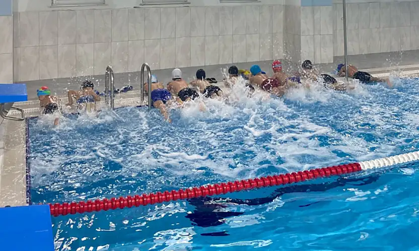 Çatak'ta çocuklar yüzmeyle büyüyor