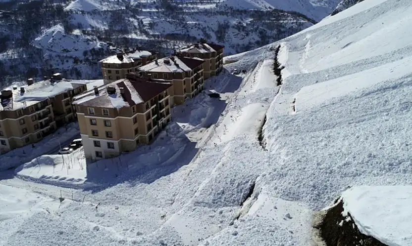 Çatak'ta iki ayrı çığ düştü