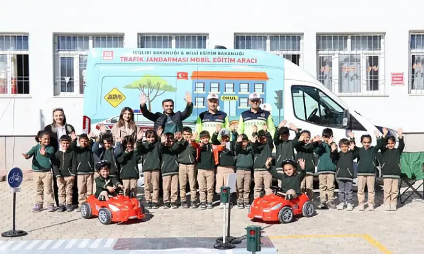 Çatak'ta öğrencilere uygulamalı trafik güvenliği eğitimi