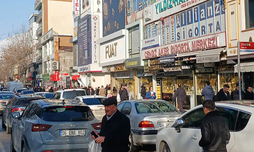 Çatı oluklarının kırık tahliye boruları tehlike saçıyor