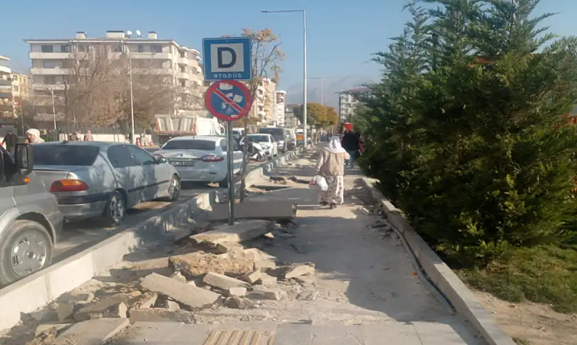 Çavuşbaşı Caddesi'ndeki kaldırım çalışmaları yarım kaldı