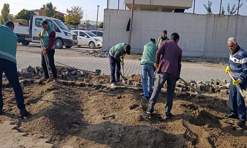 Çelebibağı Mahallesi'nde parke taşı döşeme çalışması