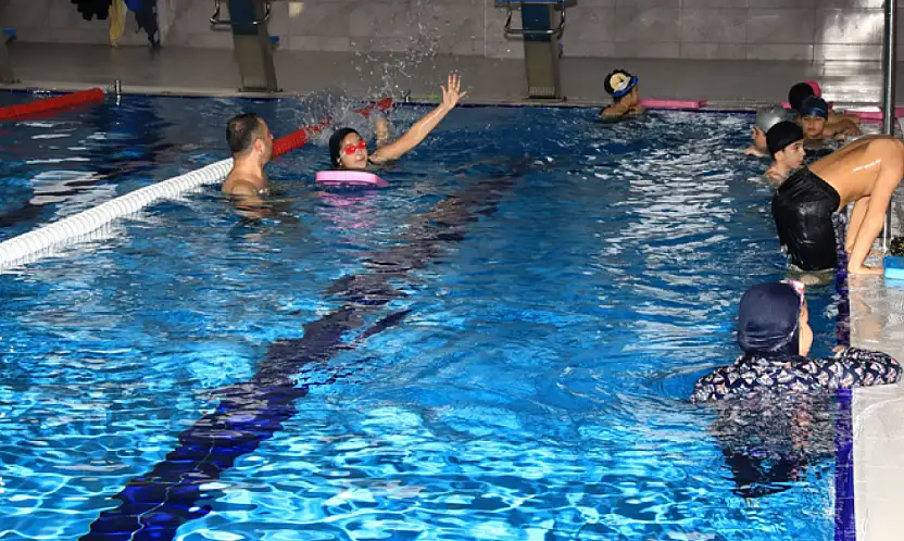 Çocuklara özel yüzme kursları devam ediyor