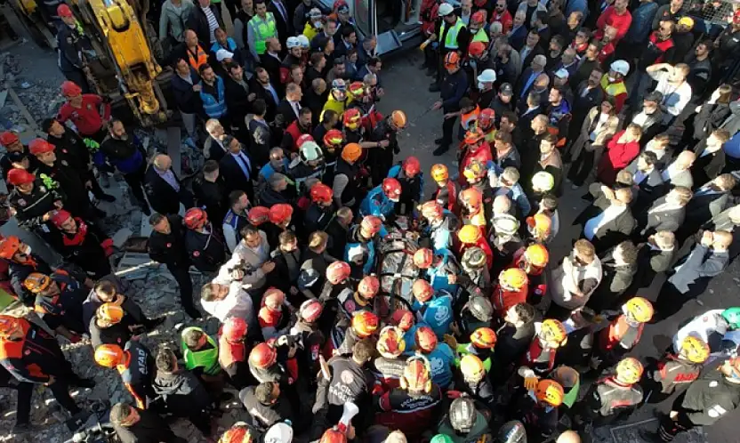 Çöken binadan, bir kişi sağ çıkarıldı