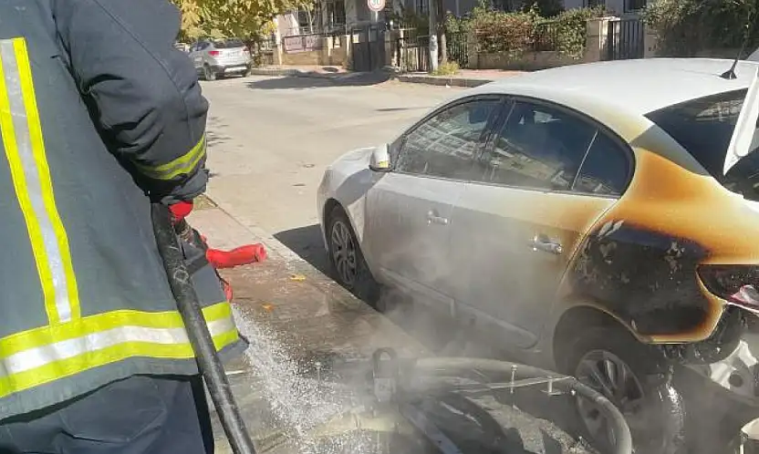 Çöpe atılan yanıcı madde otomobili yaktı