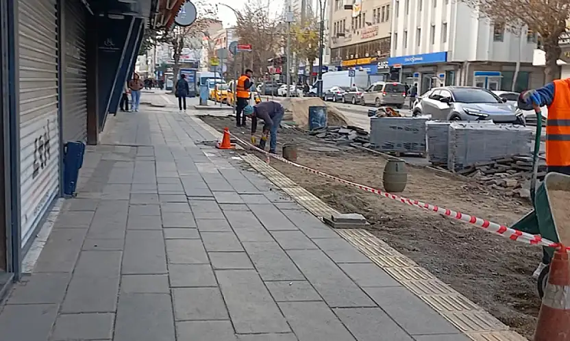 Cumhuriyet Caddesi'ndeki kaldırımlarda bakım-onarım çalışması sürüyor