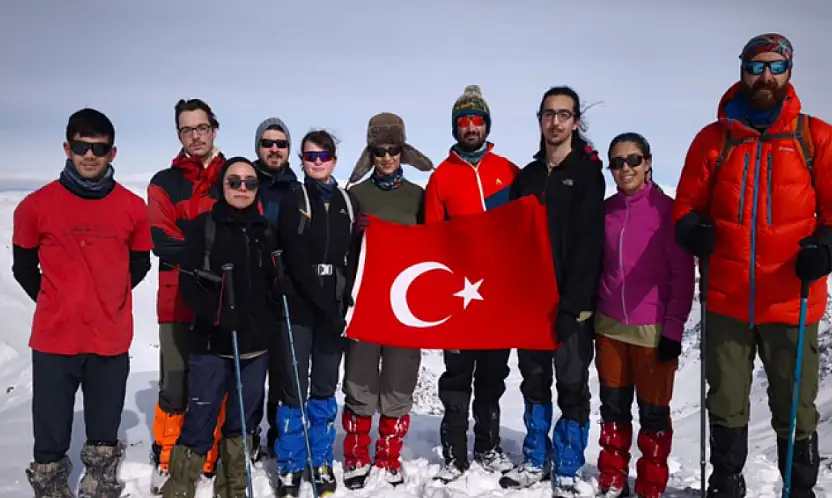 Deprem şehitleri için zirvede anma: Erek Dağı'na anlamlı tırmanış