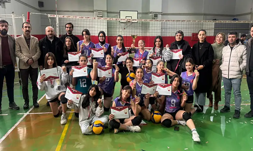 Edremit Belediyesi Midi Kız Voleybol Takımı şampiyon oldu