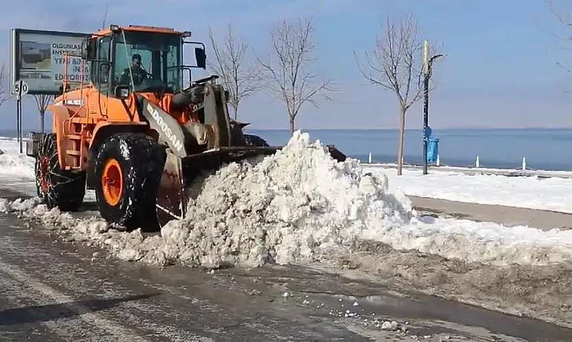 Edremit'te ana arterler ve kaldırımlar kardan arındırıldı
