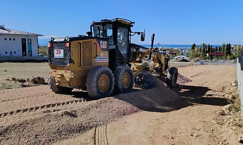 Edremit'te yol çalışmaları sürüyor