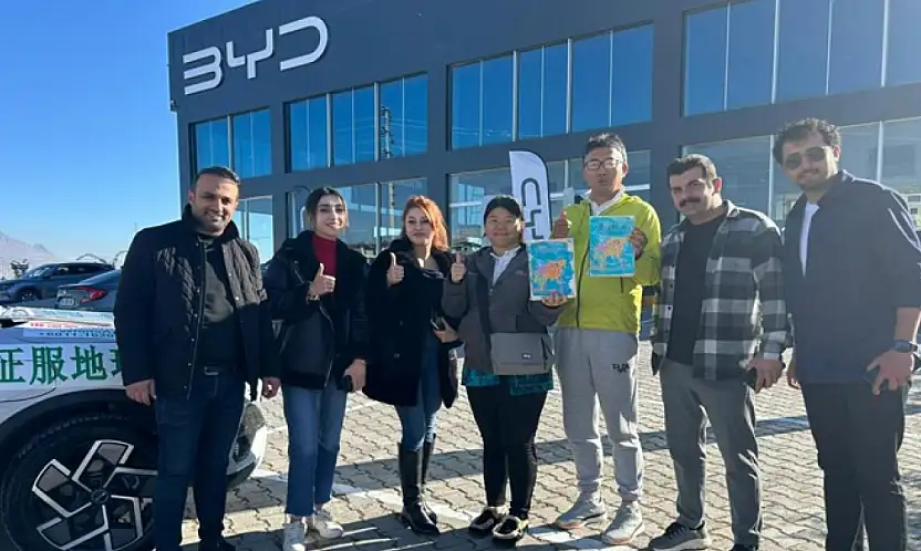 Elektrikli araçla dünya turuna çıkan çevreci çift Van'a ulaştı