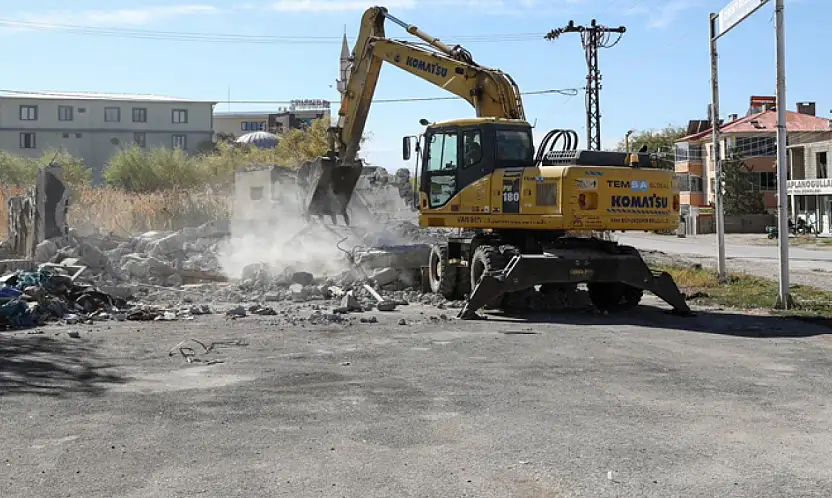 Elmalık Yolu'nda yıkım çalışmaları sürüyor