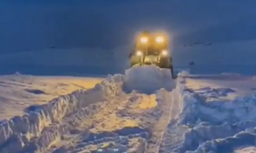 Erciş Belediyesi karla mücadele çalışmalarını sürdürüyor