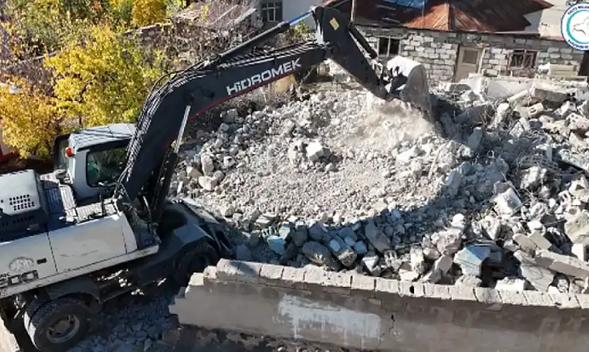 Erciş Belediyesi, metruk binaları yıkıyor