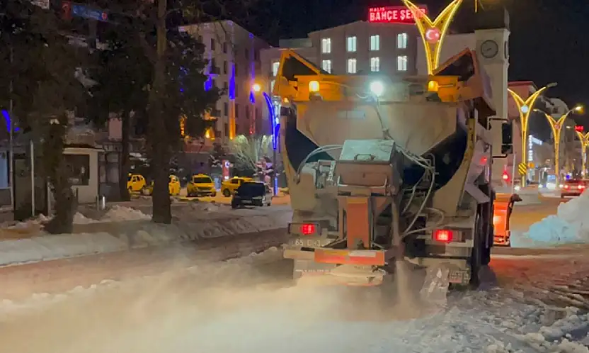 Erciş Belediyesi'nden buzlanmaya karşı yoğun tuzlama mesaisi