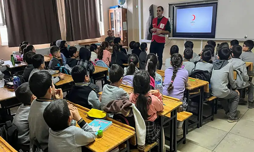 Erciş Kızılay gönüllüleri öğrencilerle buluştu