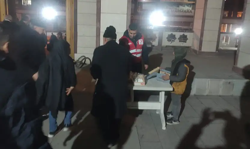 Erciş Kızılay Şubesi'nden Regaip Kandili ikramı