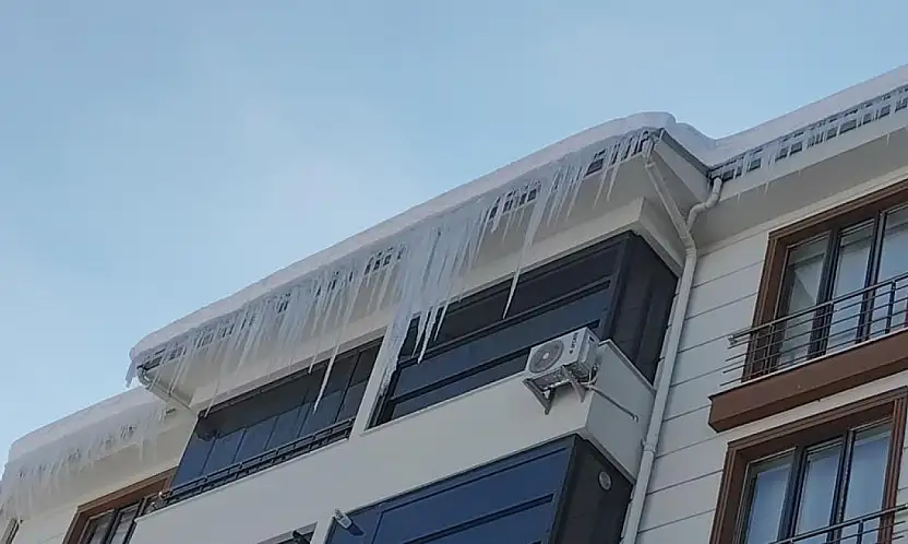 Erciş'te buz sarkıtları tehlike saçıyor