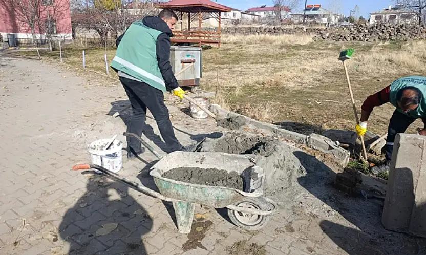 Erciş'te kaldırım ve yol düzenleme çalışmaları sürüyor