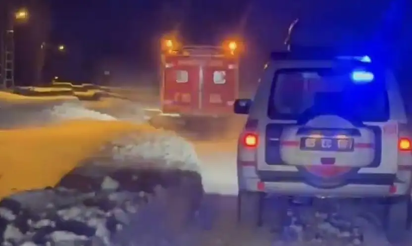 Erciş'te kapanan yollarda hastalara Snowtrack ile ulaşıldı