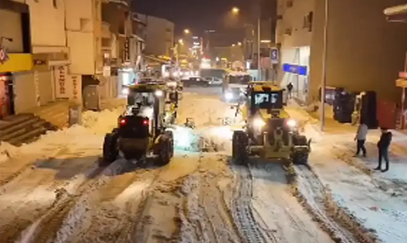 Erciş'te kar temizleme çalışmaları sürüyor