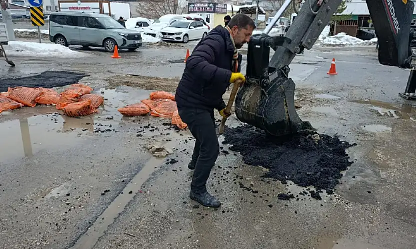 Erciş'te kar temizleme ve asfalt yama çalışmaları sürüyor