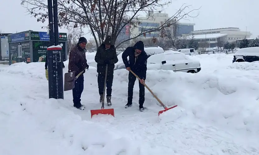 Erciş'te karla mücadele çalışması sürüyor