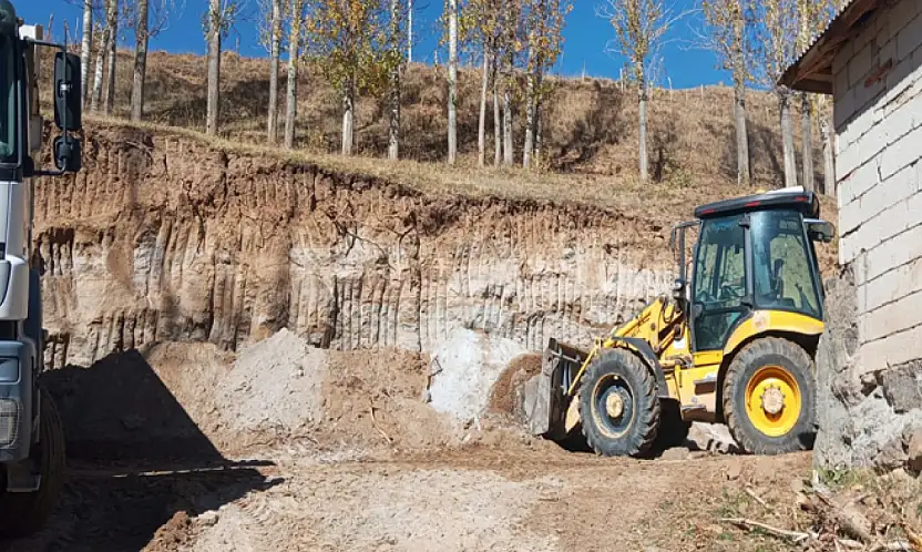 Erciş'te taziye evi çevresinde düzenleme çalışması