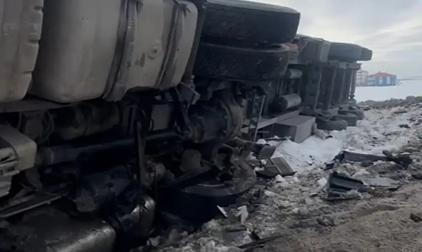 Erciş'te tır şarampole yuvarlandı