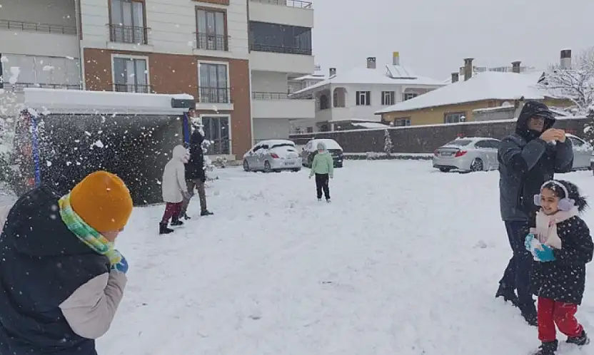 Erciş'te vatandaşların kar sevinci