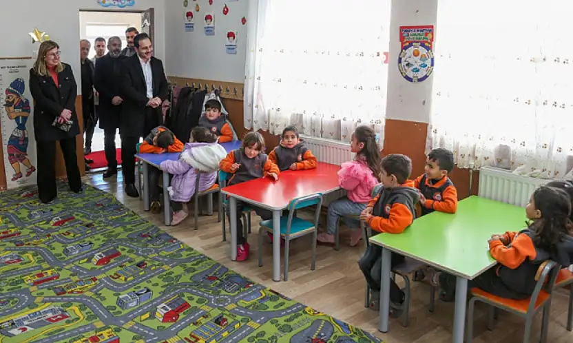 Erdem, öğrencilerin karne sevincine ortak oldu